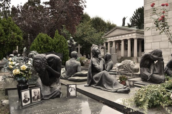 Tumba Cementerio Milán Wish&Fly Viaje Económico